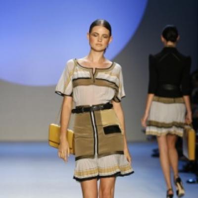 Cum se poarta rochia cu imprimeuri Pop Art