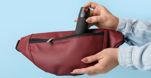 Tinere reținute pentru că aveau spray de autoapărare. Jandarmii, glume deplasate despre ele: Avem fete în dubă, mergem la mare 