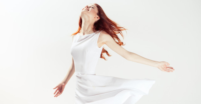 Piesa vestimentară care nu se demodează niciodată: o rochie albă!