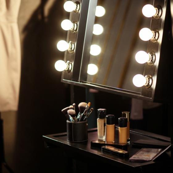 10 produse de machiaj pe care orice incepatoare trebuie sa le aiba in trusa