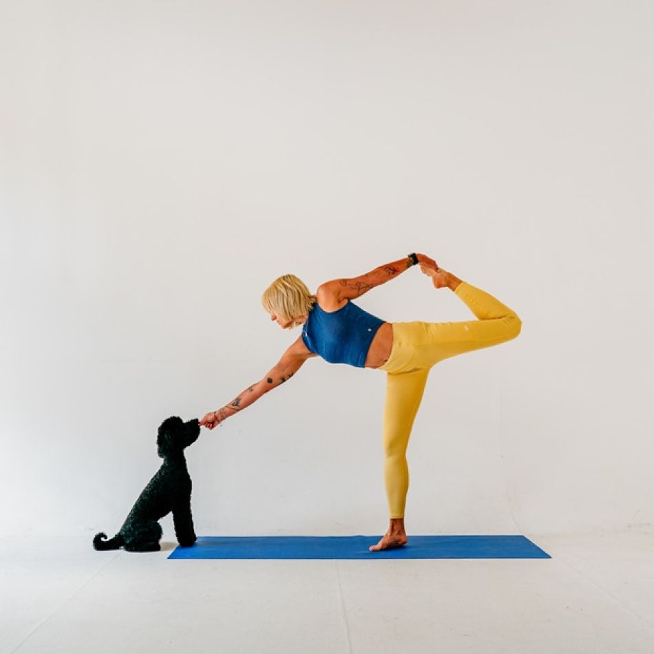 Pet Yoga: Beneficii pentru sănătatea ta și a animalului de companie