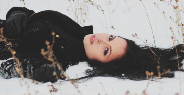 Vrei sa fii diva pe partie intr-un costum de schi la iarna?