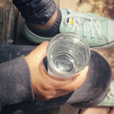 Motive sa bei apa calda in mod regulat