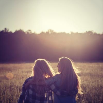 8 lucruri pe care le poti face atunci cand prietena ta trece prin momente dificile
