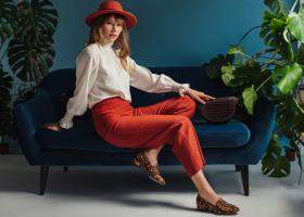 Bluze de toamnă: 8 culori și materiale recomandate pentru sezon