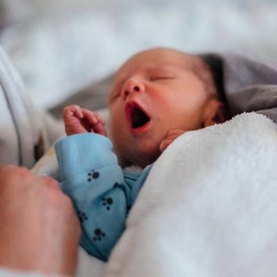 Co-sleeping – dormim sau nu în același pat cu bebe?