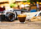 De ce beau italienii cafeaua în picioare? Povestea unui obicei de peste 100 de ani