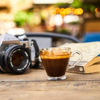 De ce beau italienii cafeaua în picioare? Povestea unui obicei de peste 100 de ani
