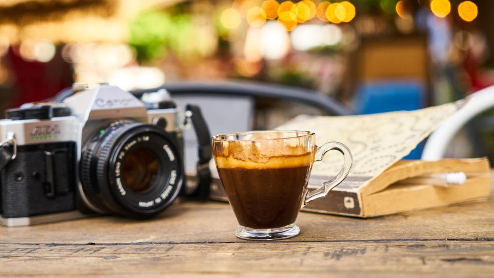 De ce beau italienii cafeaua în picioare? Povestea unui obicei de peste 100 de ani