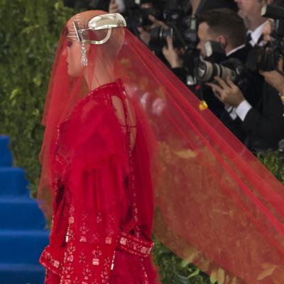 Cele mai spectaculoase ținute de la Met Gala de-a lungul anilor. Pe cine a lăsat Anna Wintour, Cerberul modei, pe Covorul Roșu?