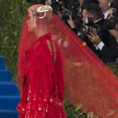 Cele mai spectaculoase ținute de la Met Gala de-a lungul anilor. Pe cine a lăsat Anna Wintour, Cerberul modei, pe Covorul Roșu?