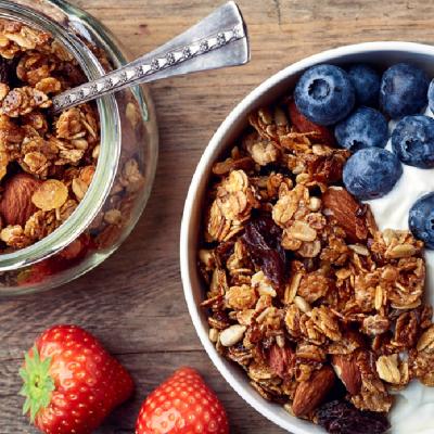 3 retete de granola delicioasa, perfecta in combinatie cu iaurt, budinca de chia sau fructe proaspete