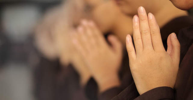 Ceea ce pierzi prin oameni, câștigi prin Dumnezeu: învață să te rogi și să lași sufletul să se vindece