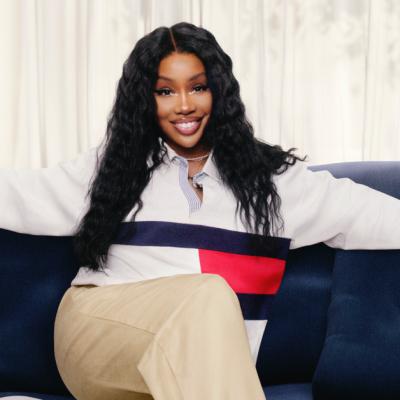 TOMMY HILFIGER CELEBREAZĂ ISTORIA CONEXIUNII SALE CU MUZICA PRIN CAMPANIA TOAMNA 2023 CU QUINCY JONES ȘI SZA