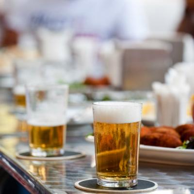 Un procent de 58% din romanii care consuma bauturi alcoolice aleg berea 