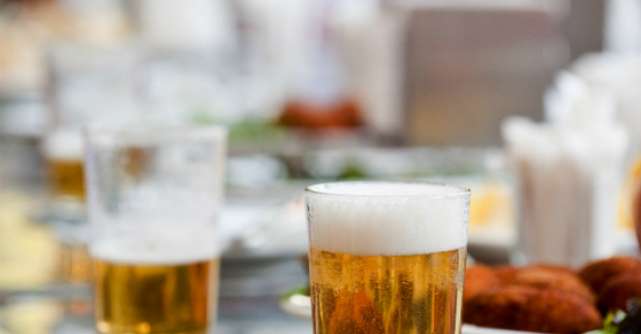 Un procent de 58% din romanii care consuma bauturi alcoolice aleg berea 