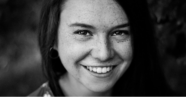 Explicatiile psihologului: Cum facem diferenta dintre un zambet fals si unul real?