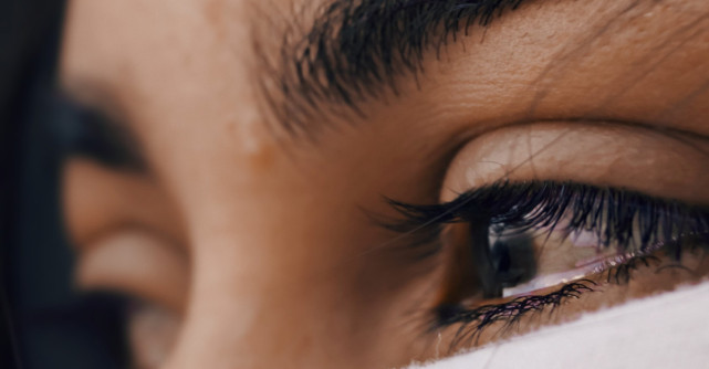 Ce este, de fapt, un atac de panică și ce e de făcut dacă ai o minte anxioasă