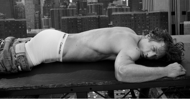 Calvin Klein dezvăluie prima parte a campaniei Primăvara 2024, cu Jeremy Allen White în rol principal