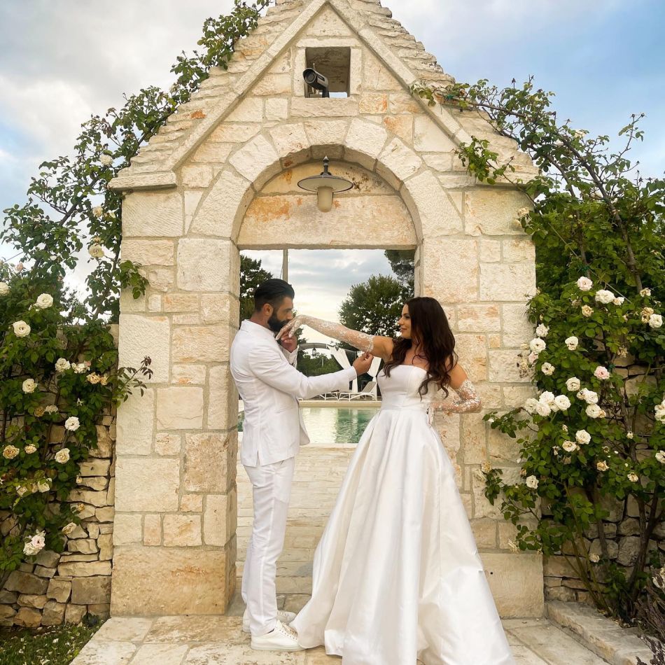 Cătălina Grama și Paul Ipate s-au căsătorit civil, în Italia. Imagini de la nunta celor doi