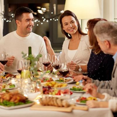 Cum să organizezi o cină specială pentru prieteni