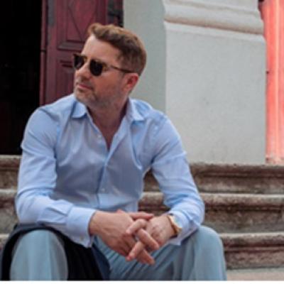 Adi Sînă și-a făcut bagajele și a plecat de acasă! Motivul pentru care artistul s-a mutat la hotel