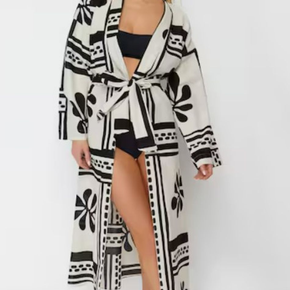 Haine de plajă: Mini-ghid complet cu recomandări de chimono, kaftan, pantaloni și rochii de plajă pentru sezonul estival