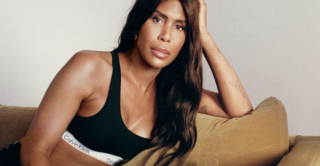 Calvin Klein sărbătorește momentele definitorii ale călătoriei LGBTQIA + cu campania #proudinmycalvins