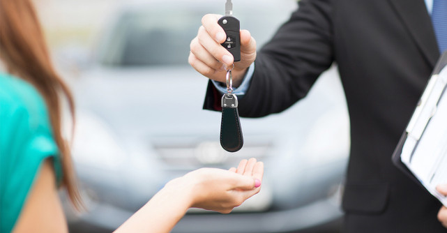 Serviciile de închirieri auto oferă posibilitatea de a alege o masina din categoria premium car