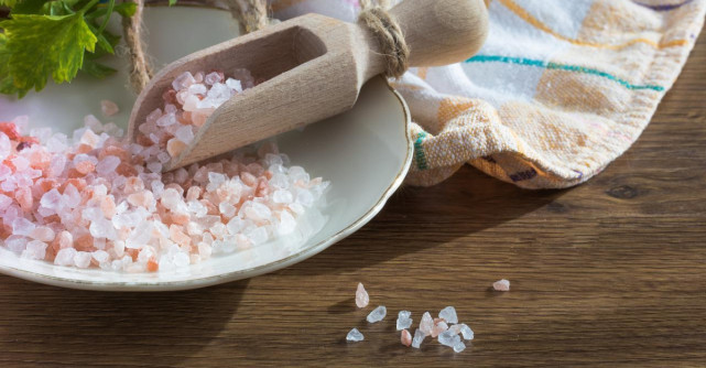 Cum sa nu mai sarezi prea putin sau in exces preparatele atunci cand gatesti. 5 Trucuri de la un bucatar