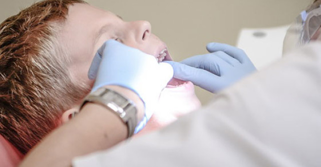 Dintii inghesuiti la copii: cauze si tratament