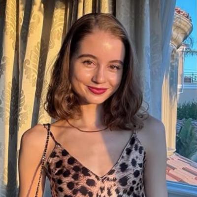 Îi calcă pe urmele mamei sale! Irina Columbeanu a strălucit pe podium la Transilvania Fashion Week