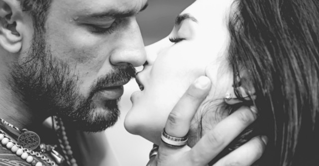 3 Lucruri pe care sa i le spui unui barbat pe care vrei sa il cuceresti definitiv