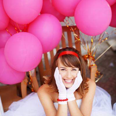 Video: Cum reuseste un insotitor de zbor sa faca 100 de oameni sa rada in hohote?