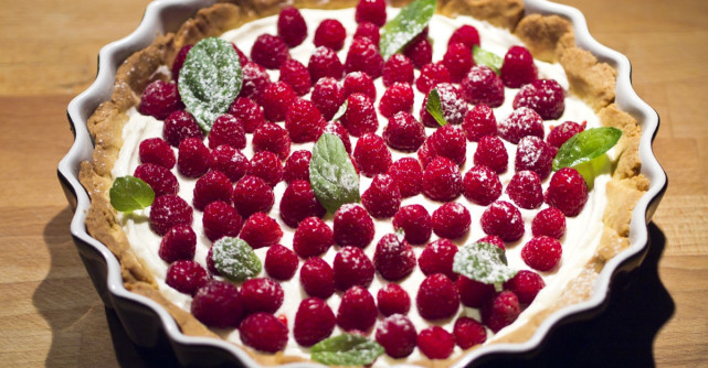 Tarta vegana si racoritoare cu zmeura, ciocolata si blat crocant de nuci