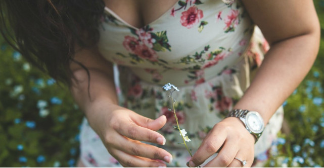 Top rochii de seară lungi și ample cu cele mai spectaculoase imprimeuri opulente 