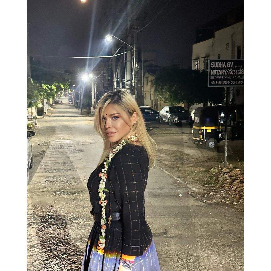 Loredana, ținută de infarct la malul mării! Bărbații au aruncat cu bani, însă internauții au criticat-o dur