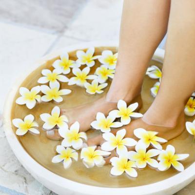 Ce se intampla daca tii picioarele in apa fierbinte cu zeama de lamaie. Efect incredibil