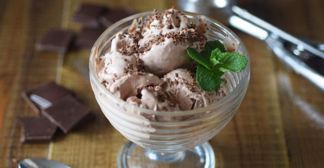 Inghetata cu menta si ciocolata, facuta in casa cu 4 ingrediente