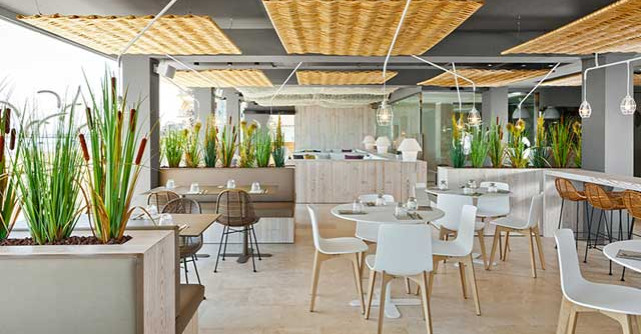 Amenajarea unui bar de la malul marii