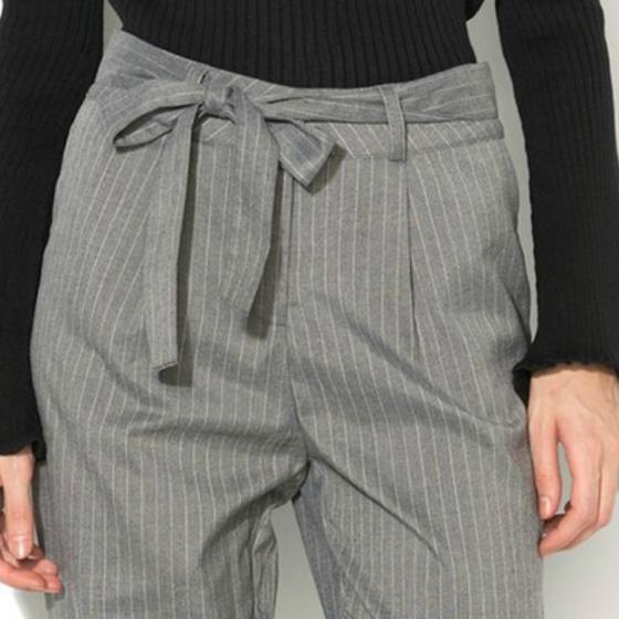 Pantalonii largi la dunga: must-have la birou pentru o tinuta altfel!