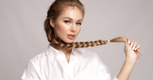 Împletiturile sunt soluția 3-în-1! Află cum să atragi atenția, să completezi ținuta și să-ți protejezi părul simplu și ușor