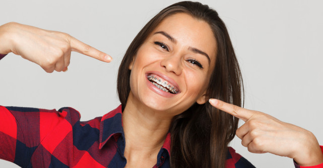 Cum tratezi rapid aftele bucale produse de purtarea aparatului dentar