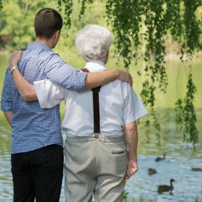 Acest fiu si-a dus tatal batran la un restaurant. Ce a urmat? Mi-au dat lacrimile!