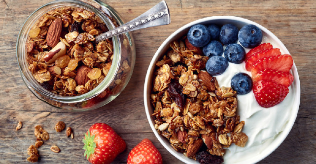 3 retete de granola delicioasa, perfecta in combinatie cu iaurt, budinca de chia sau fructe proaspete