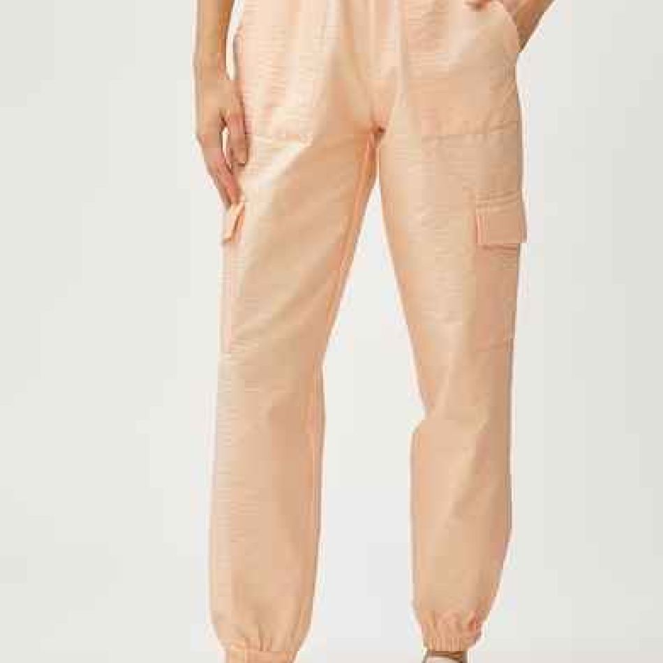 Peach Fuzz: Culoarea anului 2024 în modă