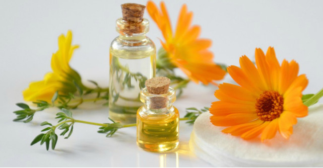 9 uleiuri minune hidratante și reparatoare din cap până în picioare