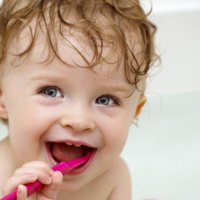 Când erup și cum îngrijim dințișorii bebelușului