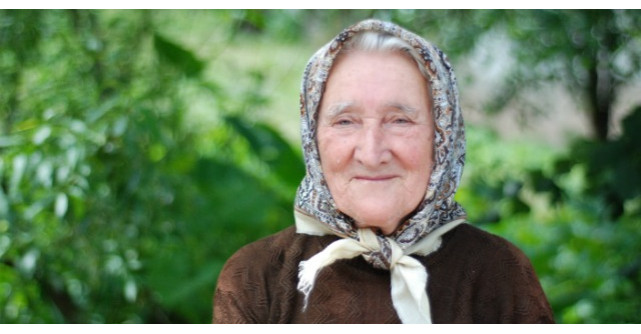 O batranica voia sa isi cumpere o rochie pentru nunta nepoatei sale. Insa uite ce a urmat