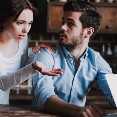 Semnele MINCIUNII în relație: le-ai întâlnit și tu?